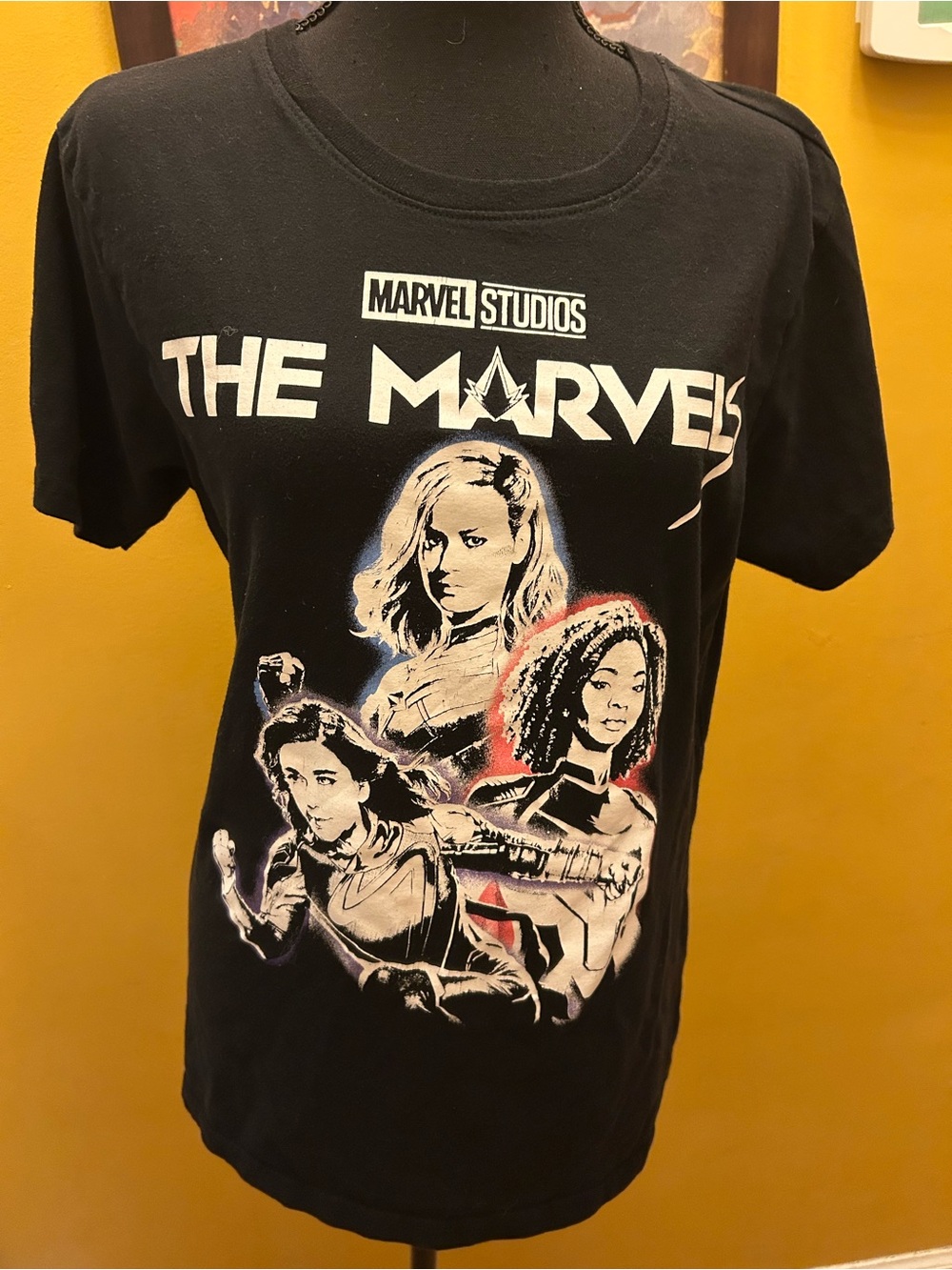 Women’s The Marvels Graphic Tee Size Medium